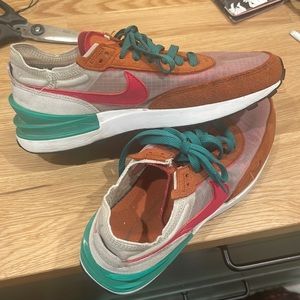 Nike Sneakers size 8. Great condition.